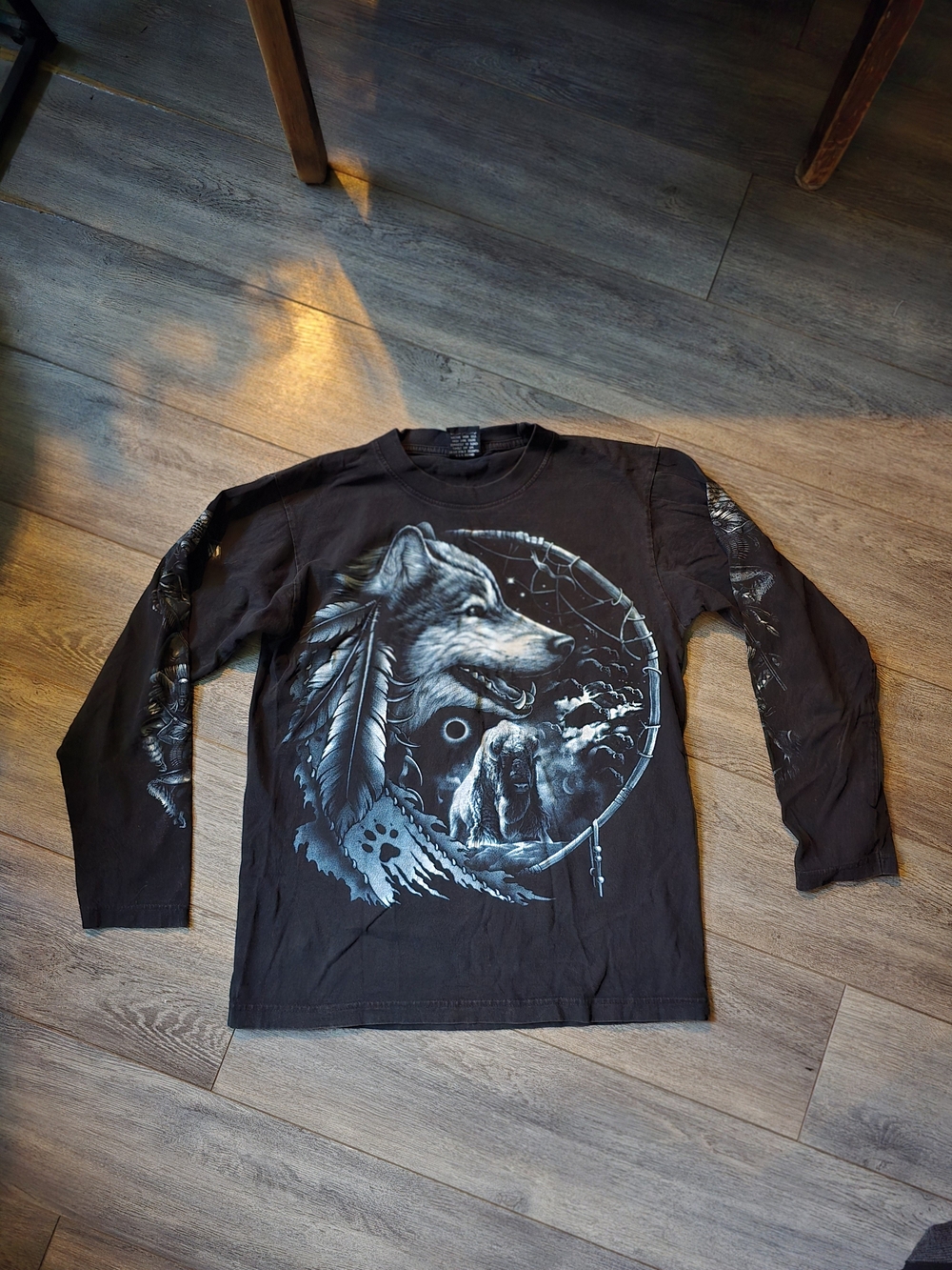 Vintage Black Long-Sleeve Graphic Wolf Tee